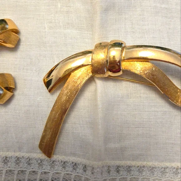 Vtg. CHRISTIAN DIOR 'Bow & Ribbon' Brooch & Earrings Set - Picture 11 of 12